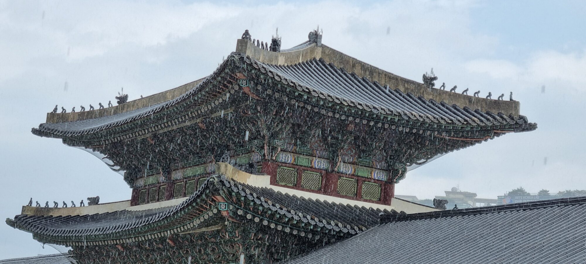 Palais Séoul sous la pluie - Photo Nikki Terlon